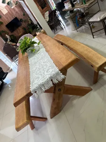 Mesa de madeira maciça com bancos