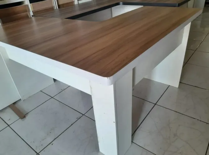 - mesa escrivaninha L cor nogal e branca - frete grátis