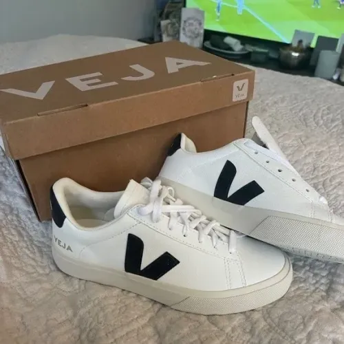 Tênis Veja - Couro Branco com Detalhes em Preto