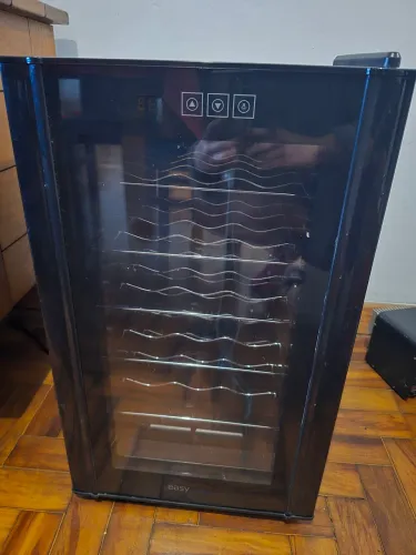 Adega Easy Cooler para 18 garrafas 