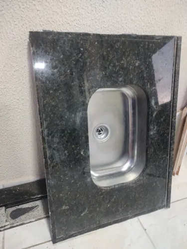 Bancada de mármore com cuba.