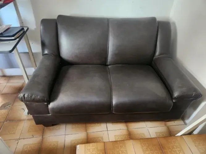 Sofá courino - molas em perfeito estado. (2 lugares)