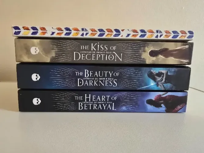 Trilogia Crônicas de Amor e Ódio + Crônicas de Morrighan, de Mary E. Pearson