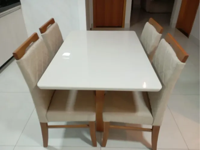 Mesa de Jantar com 4 Cadeiras Estofadas toda de madeira
