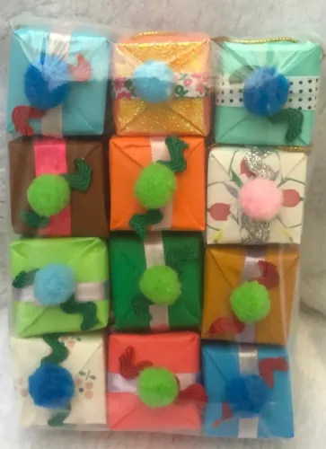 Kit com 12 presentinhos de para enfeitar sua árvore de Natal