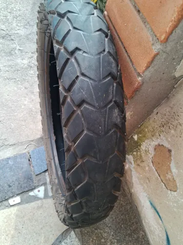 Pneu traseiro de brós usado bom estado.