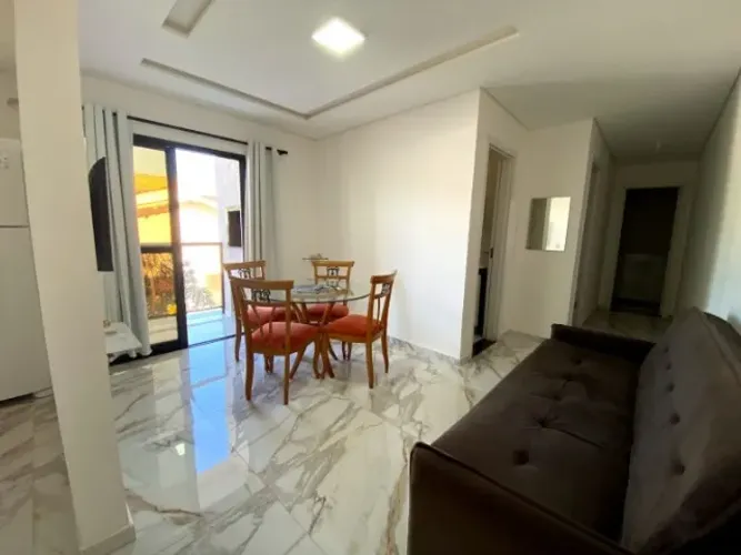Locação próximo ao mar, 2 quartos, suíte, sacada, churrasqueira, vaga de garagem