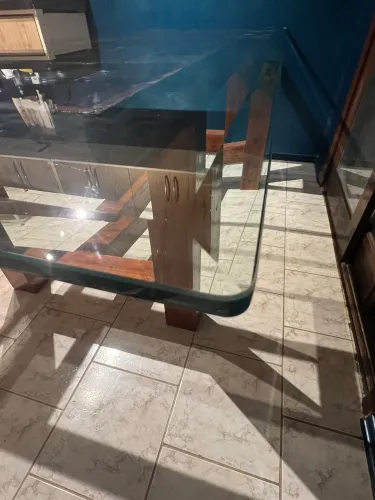 Mesa de vidro sem cadeiras