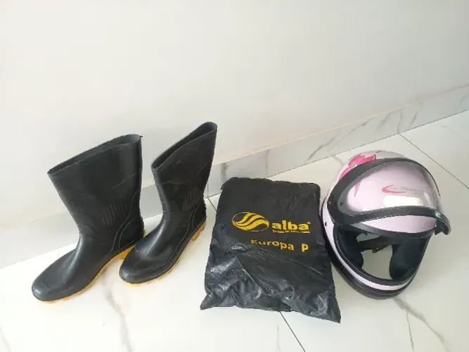 Capacete de moto + capa + bota.