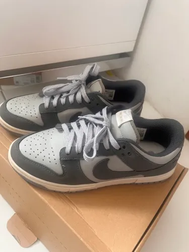 Tênis Nike Dunk Low cinza original 40