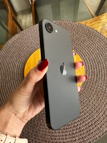 iPhone 16e semi-novo bateria 100%