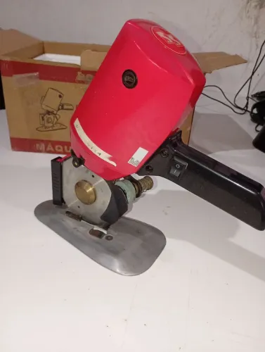 Máquina de corte em tecido.