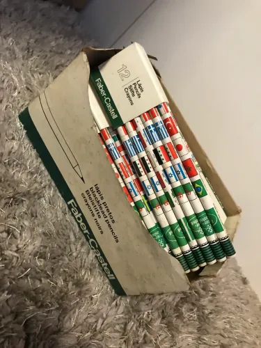 Lápis antigo anos 80 Faber Castell Tabuada e Bandeiras