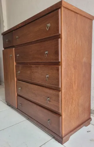 CÔMODA DE SUCUPIRA COM SAPATEIRA.