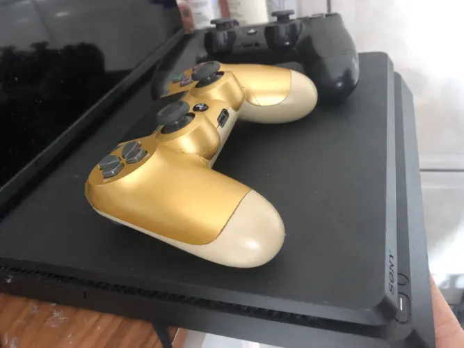 Vendo ps4 ou troco em algo do mesmo valor !!