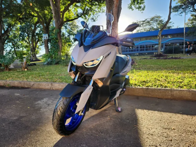 XMAX 250, BAIXO KM, IPVA 2026 PAGO, ACESSÓRIOS