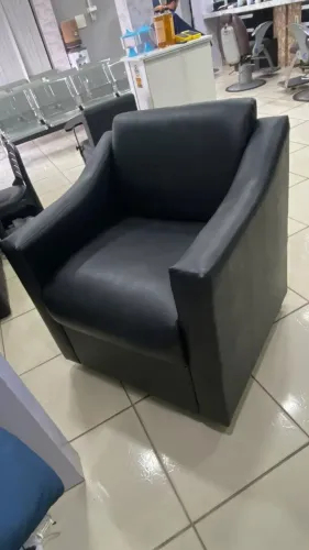 Cadeira nova acolchoada com rodas tipo poltrona