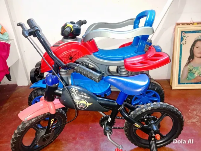Vendo Bicicleta infantil e quadriciclo Spiderman