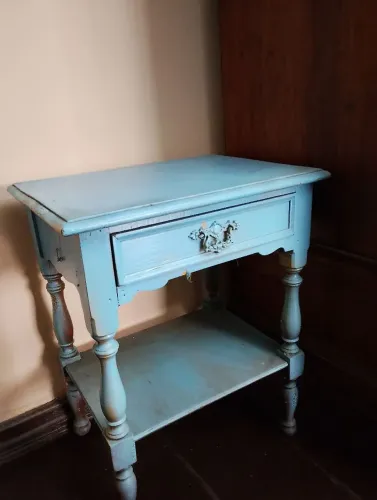 Mesa de cabeceira antiga pintada de azul