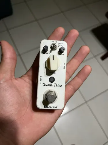 Mooer hustler drive (pedal baseado no ocd)