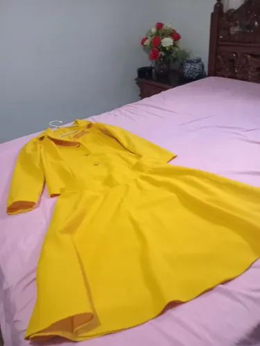 Conjunto de Blazer e Saía. Na cor Amarelo gema.