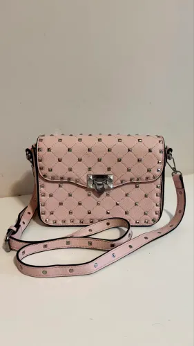 Bolsa vintage rosa clara com spikes pratas