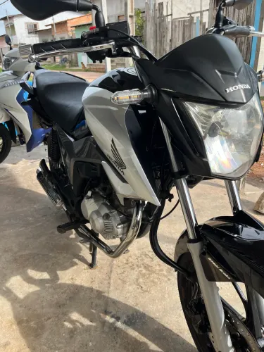 Vendo Moto semi nova e bem conservada.