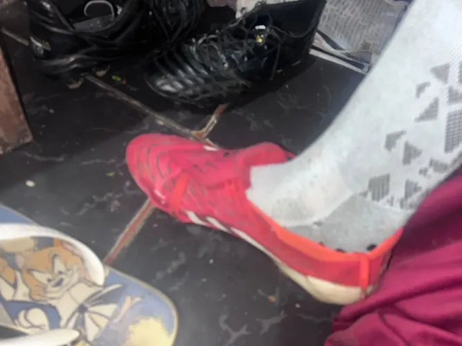 Chuteira Adidas predador campo vermelha pequeno detalhe nela boa e muito confortável