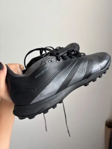 Chuteira adidas society