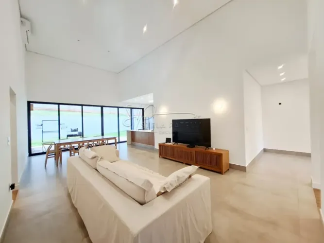 Casa térrea de 256m² com 03 suítes para locação e venda em condomínio - Residencial e Empr