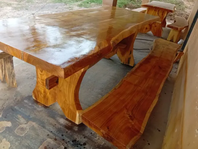 Mesa de acacia com 2 bancos, 2 mil e 300 retirando no local