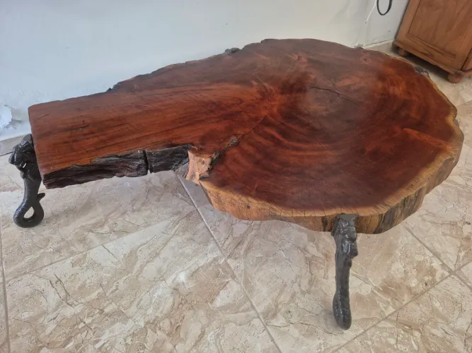 Mesa de centro em arte rústica, madeira maciça