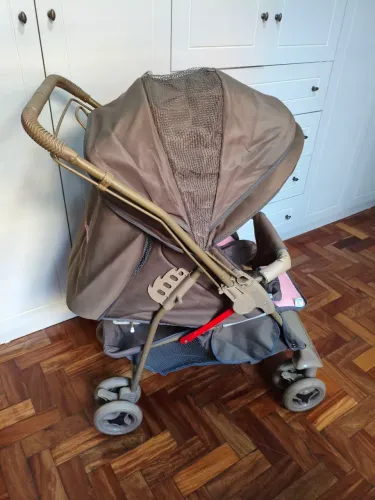 Carrinho de bebê reclinável e reversivel