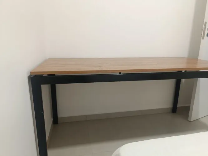 Mesa de aço e  mdf em madeira 