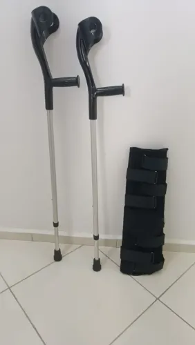 Par de Muletas + imobilizador de joelho fixo largo
