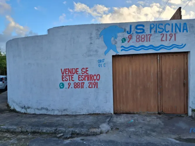 Vendo espaço com piscina 