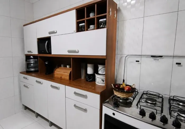 Armário de cozinha branco com madeira.