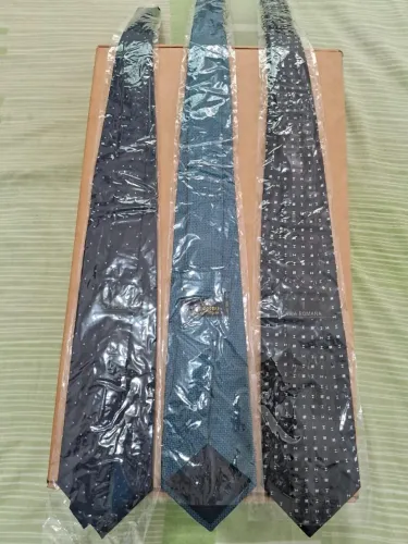 BAIXOU Kit 3 gravatas de marca NOVAS NUNCA USADAS. Tamanho único, marcas renomadas! Só 159