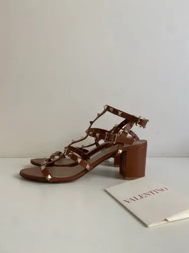 Sandália Valentino rockstud marrom 39