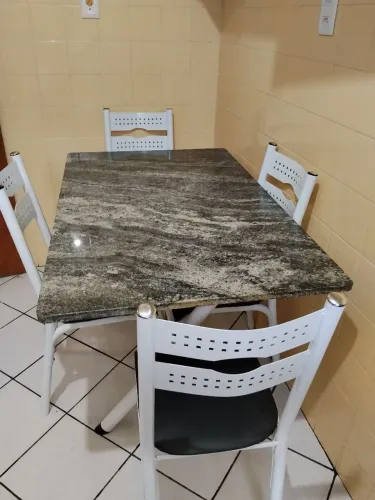 Vende se mesa com 4 cadeiras semi nova 120×75 valor 700 reais *10 zap
