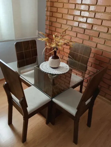 Vendo mesa com quatro cadeiras em ótimo estado de conservação
