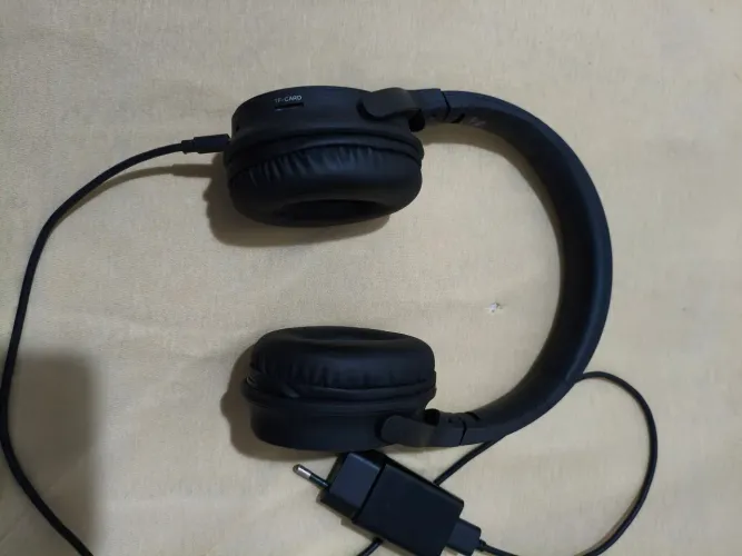 Vendo fone de ouvido sem fio preto