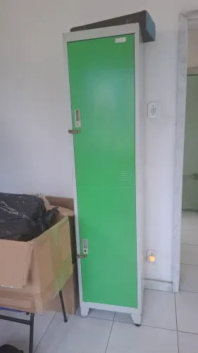Armário roupeiro em ferro