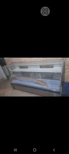 Expositor e refrigerador precisa arrumar o motor e trocar o vidro da frente