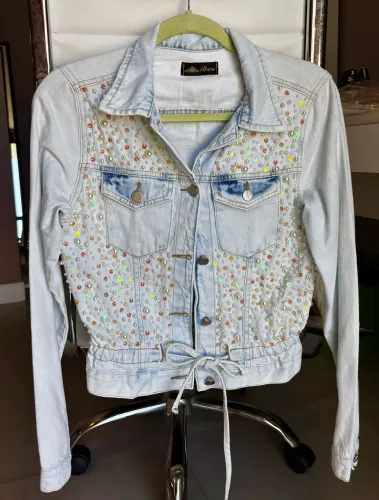 Jaqueta Jeans Cravejada à Mão com Pedrarias (Nova com Etiqueta)