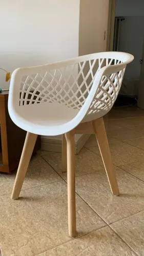 Cadeira Moderna Estilo Escandinavo Branca com Pés de Madeira