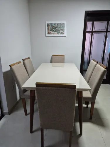 Vendo linda mesa de jantar com 6 cadeiras, ela tem um pequeno defeito no canto cfe foto
