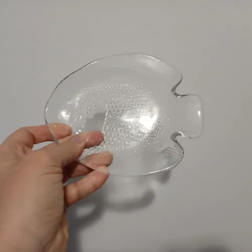 conjunto de pratos formato de peixe