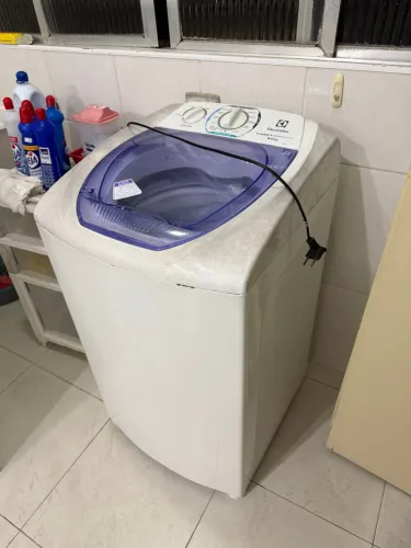 Máquina de lavar roupa 6kg Electrolux funcionando