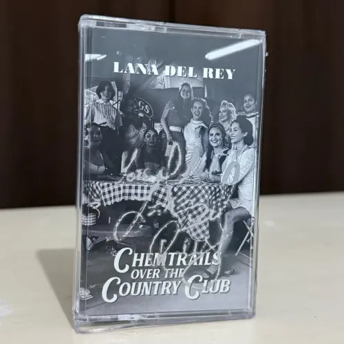 FITA CASSETTE LANA DEL REY CHEMTRAILS OVER THE COUNTRY CLUB AUTOGRAFADA